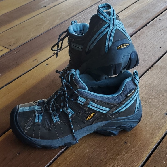 Keen Shoes - Womens Keen hiking shoes size 9